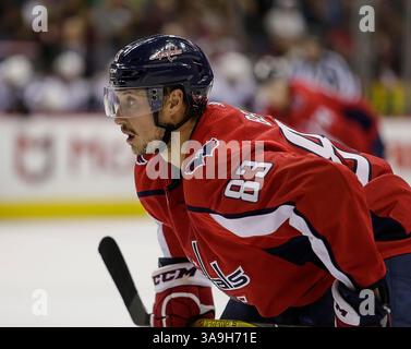 6 novembre 2017: Washington Capitals Center #83 Jay Beagle durante una partita NHL tra i Washington Capitals e gli Arizona Coyotes alla Capital One Arena di Washington DC. Justin Cooper/CSM(Credit Image: &Copy; Justin Cooper/CSM via ZUMA Wire) Foto Stock