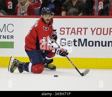 6 novembre 2017: Washington Capitals Left Wing #8 Alex Ovechkin gioca il puck dalle ginocchia durante una partita di NHL tra i Washington Capitals e gli Arizona Coyotes alla Capital One Arena di Washington DC. Justin Cooper/CSM(Credit Image: &Copy; Justin Cooper/CSM via ZUMA Wire) Foto Stock