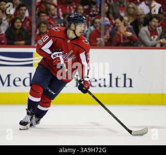 6 novembre 2017: Washington Capitals Center #20 Lars Eller pattina con il puck durante una partita della NHL tra i Washington Capitals e gli Arizona Coyotes alla Capital One Arena di Washington DC. Justin Cooper/CSM(Credit Image: &Copy; Justin Cooper/CSM via ZUMA Wire) Foto Stock