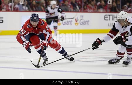 6 novembre 2017: Washington Capitals Center #83 Jay Beagle si allunga per rubare il puck durante una partita della NHL tra i Washington Capitals e gli Arizona Coyotes alla Capital One Arena di Washington DC. Justin Cooper/CSM(Credit Image: &Copy; Justin Cooper/CSM via ZUMA Wire) Foto Stock