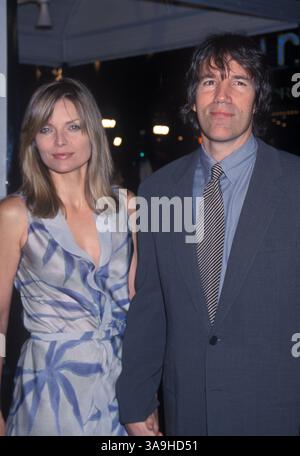 7 dicembre 2000 - Los Angeles, CALIFORNIA, USA - MICHELLE PFEIFFER alla premiere "Cast Away" con David Kelly. Foto Stock