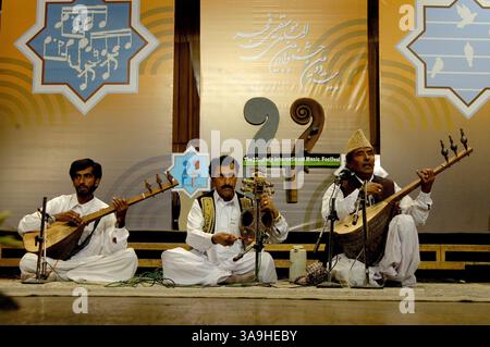 01 gennaio 2007; Teheran, IRAN; musicisti tradizionali iraniani di Balouchestan si esibiscono durante un concerto al 22° Fajr International Music Festival nella Vahdat Hall di Teheran, Iran. Credito obbligatorio: Foto di Siavash Habibollahi/ZUMA Press. (©) Copyright 2007 di Siavash Habibollahi Foto Stock