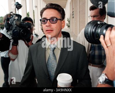 27 novembre 2000; Malibu, California, Stati Uniti; FOTO DEL FILE DEL 22 GIUGNO 1999: l'attore ROBERT DOWNEY JR., visto qui prima di un'apparizione in tribunale nel giugno 1999, è stato arrestato a Palm Springs, CA questo fine settimana per possesso di droga. La stella, che è stata rilasciata solo tre mesi fa, tornerà in tribunale il 27 dicembre 2000 per affrontare questa ultima accusa. Foto Stock