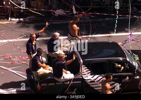4 marzo 2000; Auckland, nuova Zelanda; DEAN BARKER, BRAD BUTTERWORTH e altri due membri della squadra neozelandese festeggiano il loro vincitore durante la parata di celebrazione della Coppa America ad Auckland. Foto Stock