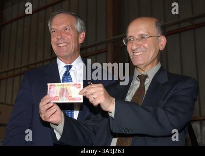 09 novembre 2004; Washington, DC, USA; il procuratore generale John Ashcroft e il segretario al commercio Don Evans si sono dimessi, ha detto la Casa Bianca. Nella foto: 15 ottobre 2003; Baghdad, IRAQ; il governatore della Banca centrale irachena SINAN AL-SHIBIBI mostra un nuovo dinaro iracheno con il segretario al commercio americano DON EVANS durante una conferenza stampa. Il programma di cambio valuta iracheno è iniziato il 15 ottobre e continuerà fino a gennaio. Foto Stock