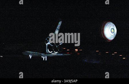 09 agosto 2005; Edwards Air Force base, CA, USA; lo Space Shuttle Discovery STS-114 atterra alla Edwards Air Force base, California, nelle prime ore di martedì 09 agosto 2005. La prima navetta ad atterrare dopo il disastro del Columbia. Credito obbligatorio: Foto di Armando Arorizo/ZUMA Press. (©) Copyright 2005 di Armando Arorizo Foto Stock