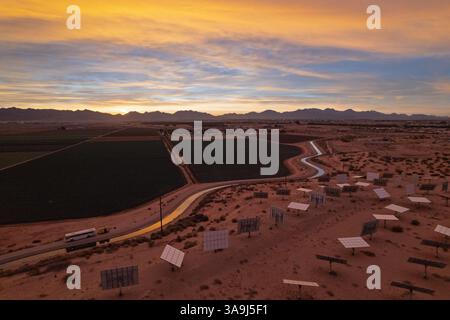 Vista aerea di array solari trascurati vicino all'Arizona Western College di Yuma, Arizona, mostrando la mancanza di manutenzione e la mancanza di manutenzione in condizioni desertiche. Foto Stock