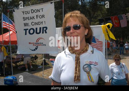 27 agosto 2005; Crawford, Texas, Stati Uniti; DEBORAH JONES, la madre di un marine e il volto del gruppo moveamericaforward.org, al rally "You Don't Speak for me Cindy". Credito obbligatorio: Foto di Peter A. Silva/ZUMA Press. (©) Copyright 2005 di Peter A. Silva Foto Stock