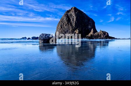 L'iconica Haystack Rock lungo la costa dell'Oregon a Cannon Beach, OREGON Foto Stock