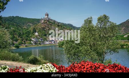 Vista panoramica del fiume Mosella e del castello di Reichsburg nella città medievale di Cochem in Germania. Foto Stock
