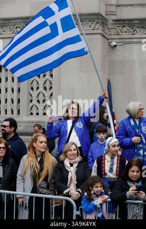 New York, Stati Uniti. 31 marzo 2025. NEW YORK, STATI UNITI - 2025/03/30: Gli spettatori si sono riuniti per celebrare l'annuale Parata greca del giorno dell'indipendenza. L'evento, che si svolge lungo la Fifth Avenue, ha caratterizzato carri allegorici colorati, abbigliamento tradizionale greco e spettacoli che onorano il patrimonio e la storia della Grecia. Migliaia di partecipanti, tra cui leader della comunità e dignitari, si sono riuniti per commemorare la lotta per l'indipendenza della Grecia. (FOTO: GIADA PAPINI RAMPELOTTO/EUROPANEWSWIRE). Crediti: SIPA USA/Alamy Live News Foto Stock