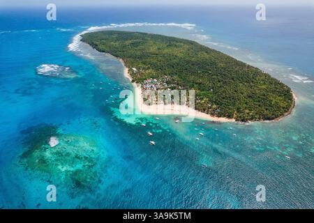 Vista aerea mozzafiato dell'isola di Daku, Siargao, Un paradiso tropicale con spiagge di sabbia bianca, acque cristalline e vegetazione lussureggiante, che offre un Perfe Foto Stock
