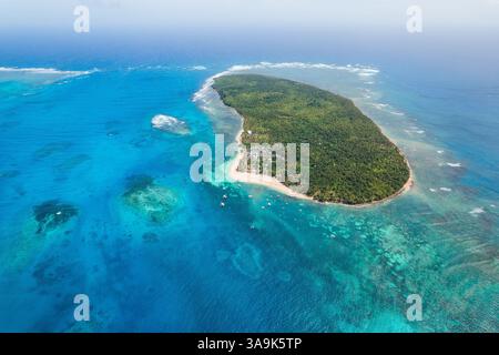 Vista aerea mozzafiato dell'isola di Daku, Siargao, Un paradiso tropicale con spiagge di sabbia bianca, acque cristalline e vegetazione lussureggiante, che offre un Perfe Foto Stock