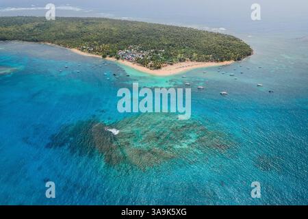 Vista aerea mozzafiato dell'isola di Daku, Siargao, Un paradiso tropicale con spiagge di sabbia bianca, acque cristalline e vegetazione lussureggiante, che offre un Perfe Foto Stock