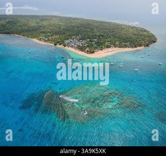 Vista aerea mozzafiato dell'isola di Daku, Siargao, Un paradiso tropicale con spiagge di sabbia bianca, acque cristalline e vegetazione lussureggiante, che offre un Perfe Foto Stock