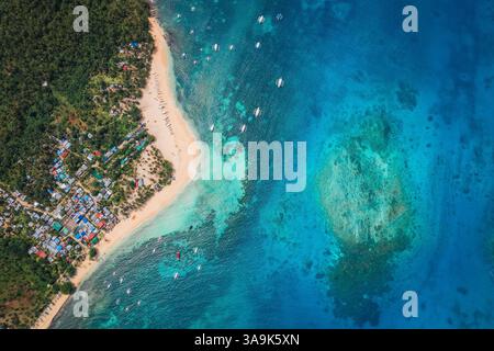Vista aerea mozzafiato dell'isola di Daku, Siargao, Un paradiso tropicale con spiagge di sabbia bianca, acque cristalline e vegetazione lussureggiante, che offre un Perfe Foto Stock