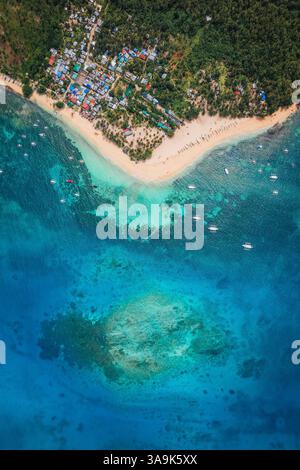 Vista aerea mozzafiato dell'isola di Daku, Siargao, Un paradiso tropicale con spiagge di sabbia bianca, acque cristalline e vegetazione lussureggiante, che offre un Perfe Foto Stock
