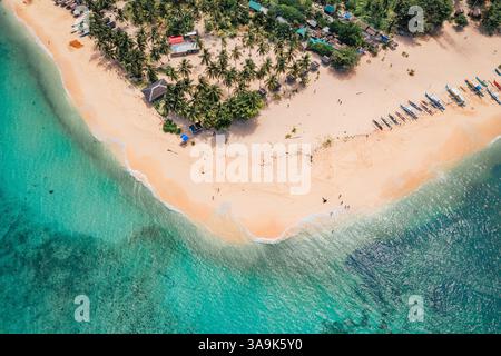 Vista aerea mozzafiato dell'isola di Daku, Siargao, Un paradiso tropicale con spiagge di sabbia bianca, acque cristalline e vegetazione lussureggiante, che offre un Perfe Foto Stock