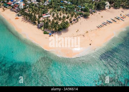 Vista aerea mozzafiato dell'isola di Daku, Siargao, Un paradiso tropicale con spiagge di sabbia bianca, acque cristalline e vegetazione lussureggiante, che offre un Perfe Foto Stock