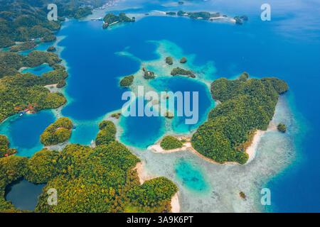 Vista aerea mozzafiato di Sohoton Cove, Un paradiso nascosto di rigogliose scogliere calcaree, lagune turchesi e grotte misteriose a Siargao, Filippine Foto Stock