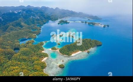 Vista aerea mozzafiato di Sohoton Cove, Un paradiso nascosto di rigogliose scogliere calcaree, lagune turchesi e grotte misteriose a Siargao, Filippine Foto Stock
