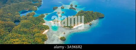 Vista aerea mozzafiato di Sohoton Cove, Un paradiso nascosto di rigogliose scogliere calcaree, lagune turchesi e grotte misteriose a Siargao, Filippine Foto Stock