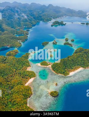 Vista aerea mozzafiato di Sohoton Cove, Un paradiso nascosto di rigogliose scogliere calcaree, lagune turchesi e grotte misteriose a Siargao, Filippine Foto Stock