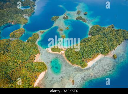 Vista aerea mozzafiato di Sohoton Cove, Un paradiso nascosto di rigogliose scogliere calcaree, lagune turchesi e grotte misteriose a Siargao, Filippine Foto Stock