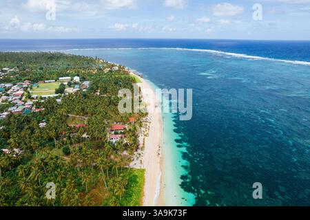 Vista aerea mozzafiato delle spiagge incontaminate di Siargao: Le acque turchesi, la sabbia bianca e le lussureggianti palme creano il paradiso tropicale definitivo! Foto Stock