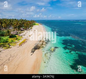 Vista aerea mozzafiato delle spiagge incontaminate di Siargao: Le acque turchesi, la sabbia bianca e le lussureggianti palme creano il paradiso tropicale definitivo! Foto Stock
