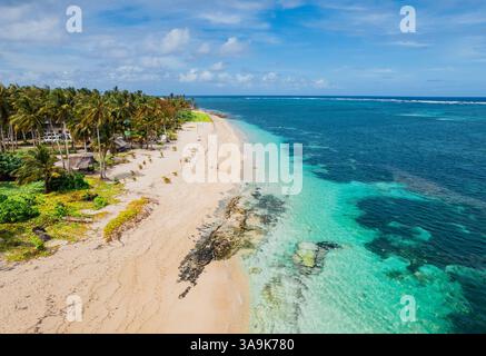 Vista aerea mozzafiato delle spiagge incontaminate di Siargao: Le acque turchesi, la sabbia bianca e le lussureggianti palme creano il paradiso tropicale definitivo! Foto Stock