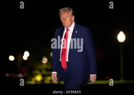 Washington, Vereinigte Staaten. 30 marzo 2025. Il presidente degli Stati Uniti Donald J Trump cammina sul South Lawn della Casa Bianca a Washington, DC al suo ritorno dalla Florida il 30 marzo 2025. Credito: Yuri Gripas/Pool tramite CNP/dpa/Alamy Live News Foto Stock