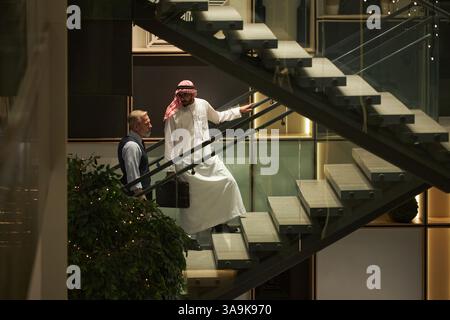 Ampia scelta di due diversi imprenditori maschi che salgono al piano superiore per riunioni in un moderno spazio ufficio, spazio fotocopie Foto Stock