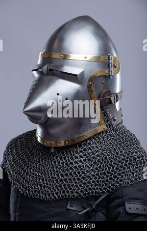 Primo piano di un elmetto medievale con visiera Hounskull Foto Stock