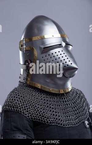 Primo piano di un elmetto medievale con visiera Hounskull Foto Stock