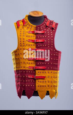 Body Armor Brigandine medievale con fasce rosse Foto Stock