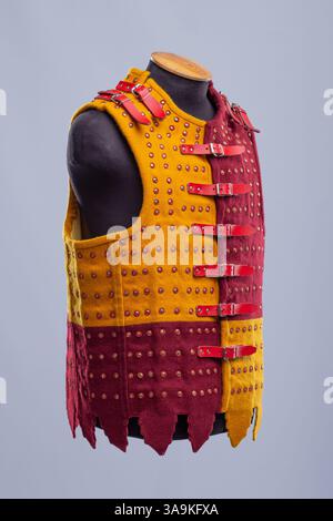Body Armor Brigandine medievale con fasce rosse Foto Stock