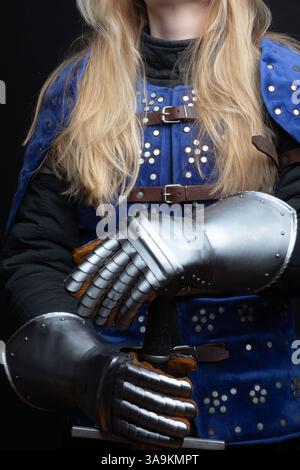 Cavaliere medievale che regge la spada in armatura completa Foto Stock