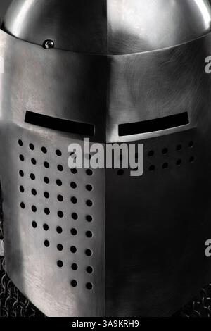 Primo piano del casco italiano medievale Foto Stock