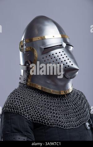Primo piano di un elmetto medievale con visiera Hounskull Foto Stock