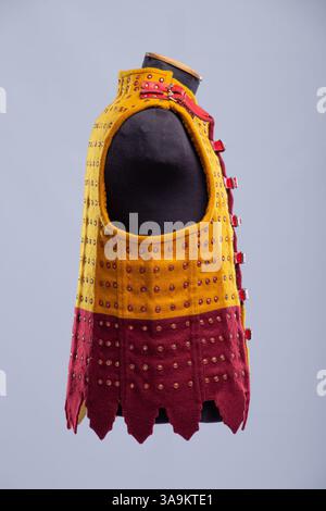 Body Armor Brigandine medievale con fasce rosse Foto Stock