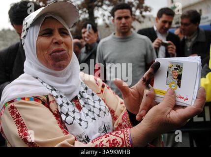 25 gennaio 2006; Gerusalemme, PALESTINA; Una donna palestinese e sostenitrice del movimento Fatah di Yasser Arafat manifesta al di fuori di un seggio elettorale a Gerusalemme Est dopo aver votato alle elezioni parlamentari palestinesi. Il primo ministro palestinese Ahmed Qurei ha annunciato le sue dimissioni, dicendo che Hamas deve formare il prossimo governo dopo le elezioni parlamentari. Arriva come il gruppo islamico militante sembrava dirigersi verso una vittoria shock. Con il conteggio ancora in corso, i funzionari del partito al governo Fatah dissero che Hamas aveva vinto la maggioranza. I risultati ufficiali sono attesi alle ore 1900 (1700 CET Foto Stock