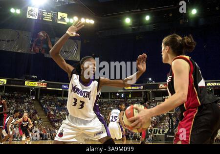 Il centro dei Sacramento Monarchs Yolanda Griffith (a sinistra) difende Kristin Folkl (a destra) del Portland Fire nella prima metà della partita WNBA all'Arco Arena di Sacramento venerdì 27 luglio 2001. Sacraamento Bee Fotografia di Jose Luis Villegas 7/27/01 /ZUMA Press Foto Stock