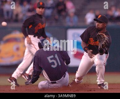 San Francisco Giants atleta Ray Durham non riesce a rendere il gioco dopo un rubare da Ichiro Suzuki durante l'azione Giovedì, Marzo 29, 2007, contro i Seattle Mariners da AT&T Park di San Francisco, California. (Ron Lewis/San Mateo County Times) Foto Stock
