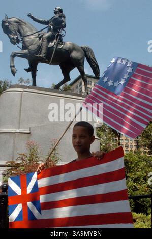 3 luglio 2006; Manhattan, New York, USA; FREDDY ALONZO, 11 anni, di Manhattan ha alcune bandiere pronte mentre il Commissario per il tempo libero Adrian Benepe ospita una cerimonia che segna il 150° anniversario della statua equestre George Washington a Union Square Park. Dedicato il 4 luglio 1856, il monumento è stato modellato da Henry Kirk Brown nel suo studio di Brooklyn, con l'assistenza di John Quincy Adams Ward, e lanciato alla Ames Foundry in Massachusetts. La statua, la più antica in un parco di New York City, raffigura Washington al momento dell'evacuazione britannica durante la guerra di indipendenza americana. Mand Foto Stock