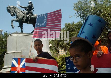 3 luglio 2006; Manhattan, New York, USA; FREDDY ALONZO (L), 11 anni, e suo fratello KAYBERT, 6 anni, entrambi a Manhattan hanno alcune bandiere pronte mentre il Commissario per il tempo libero Adrian Benepe ospita una cerimonia in occasione del 150° anniversario della statua equestre di George Washington a Union Square Park. Dedicato il 4 luglio 1856, il monumento è stato modellato da Henry Kirk Brown nel suo studio di Brooklyn, con l'assistenza di John Quincy Adams Ward, e lanciato alla Ames Foundry in Massachusetts. La statua, la più antica di un parco di New York City, raffigura Washington al momento degli evacuati britannici Foto Stock