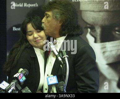 23 gennaio 2002; San Antonio, Texas, Stati Uniti; il musicista Tex-Mex FREDDY FENDER (a destra) bacia sua figlia, marcia Garcia in una conferenza stampa all'ospedale universitario per annunciare il trapianto di rene che deve ricevere da lei. Mercoledì 23 gennaio 2002 a San Antonio, Tx. Foto Stock
