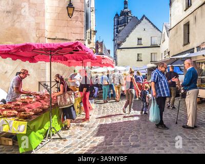 Mercato all'aperto in stretta strada acciottolata - Loches, Indre-et-Loire (37), Francia. Foto Stock