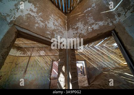 Immagini astratte della città fantasma di Kolmanskop, vicino a Luderitz in Namibia. Foto Stock