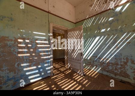 Immagini astratte della città fantasma di Kolmanskop, vicino a Luderitz in Namibia. Foto Stock